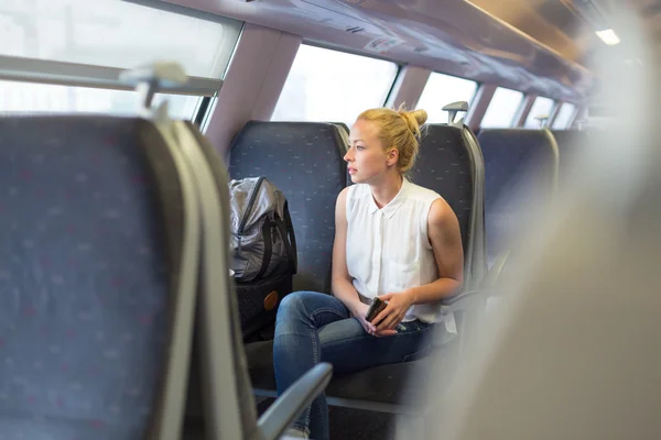 Frau mit dem Zug unterwegs. — Stockfoto