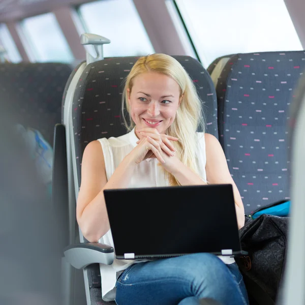 列車で旅しながら笑みを浮かべて女性. — ストック写真