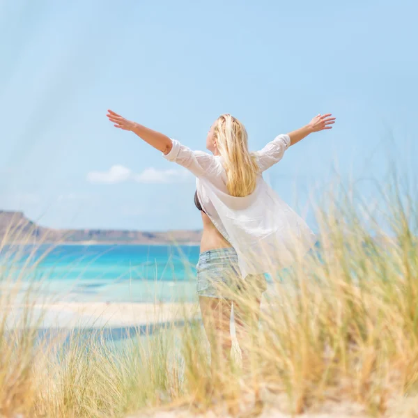 Mujer feliz libre disfrutando del sol en vacaciones . —  Fotos de Stock