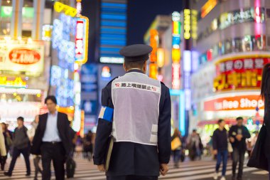 Japon polis ayakta Shinjuku, Tokyo, Japonya.
