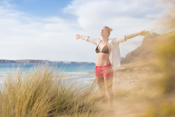 Mujer feliz libre disfrutando del sol en vacaciones . —  Fotos de Stock