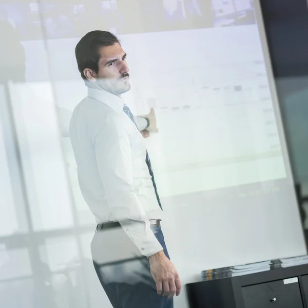 Geschäftspräsentation auf Unternehmenstreffen. — Stockfoto