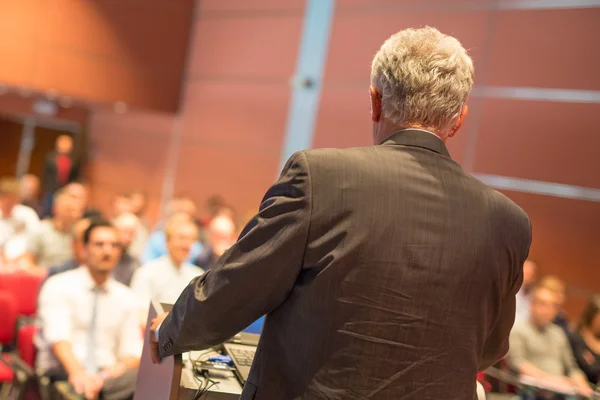 Előadó az üzleti konferencián és prezentáción. — Stock Fotó