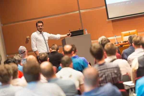 Wirtschaftssprecher hält Vortrag im Konferenzsaal. — Stockfoto