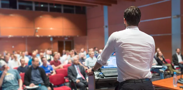Ponente público dando charla en evento de negocios. — Foto de Stock