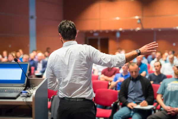 Ponente público dando charla en evento de negocios. — Foto de Stock