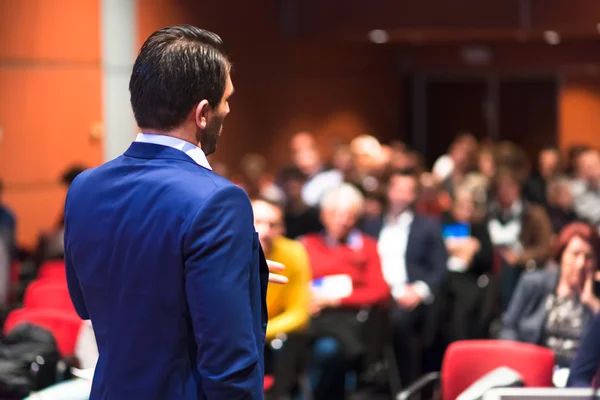 Öffentlicher Redner hält Vortrag bei Business Event. — Stockfoto