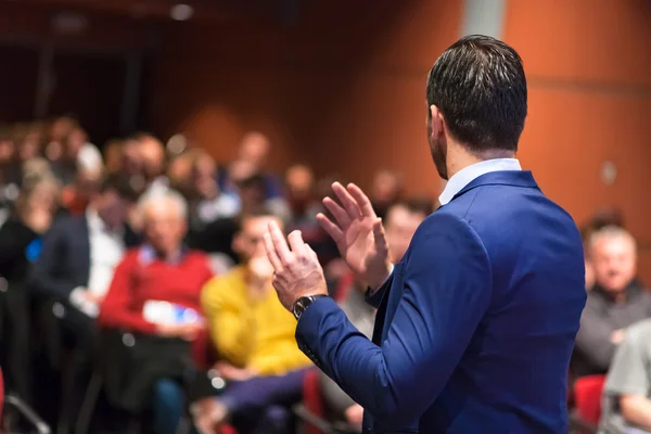 Orador público dando palestra no evento de negócios. — Fotografia de Stock