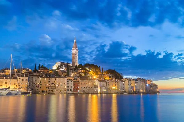 Kust stad van Rovinj, Istrië, Kroatië in de zonsondergang. — Stockfoto