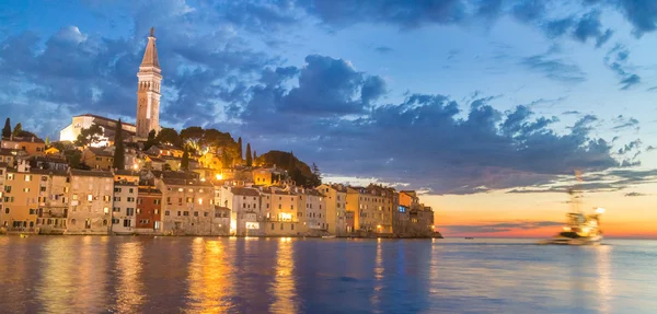 Küstenstadt Rovinj, Istrien, Kroatien im Sonnenuntergang. — Stockfoto