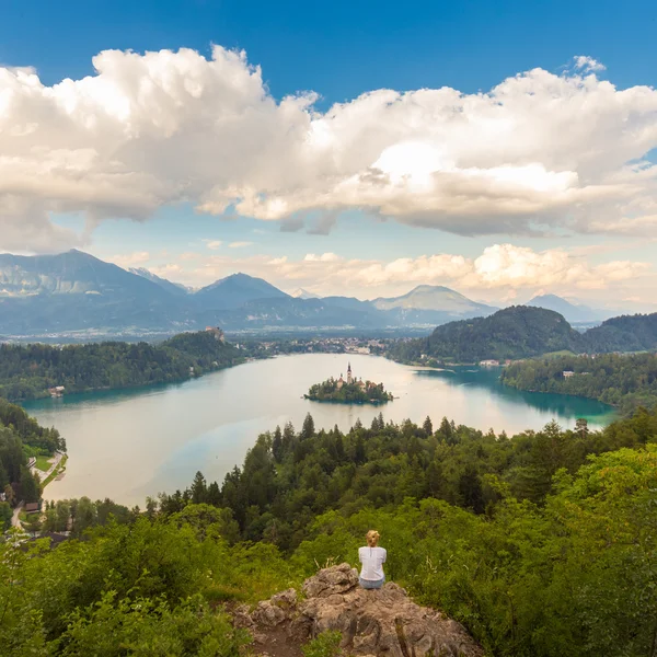 Nő élvezi a panoráma nyílik a tó Bled, Szlovénia. — Stock Fotó