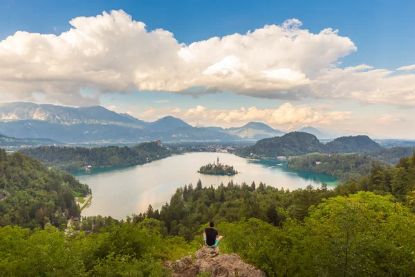 Людина, насолоджуючись панорамним видом на озеро Блед, Словенія. — стокове фото