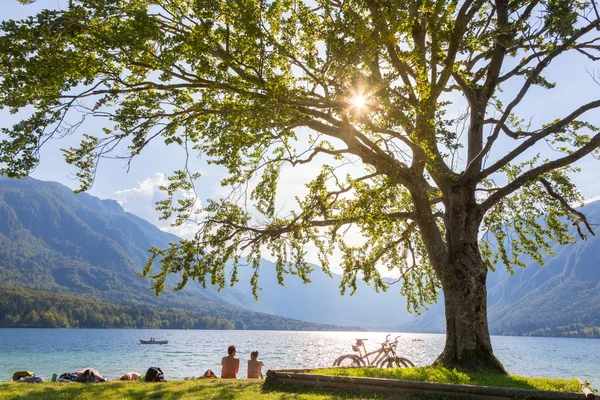 Couple enjoying beautiful nature around lake Bohinj, Slovenia. — Stock Photo, Image