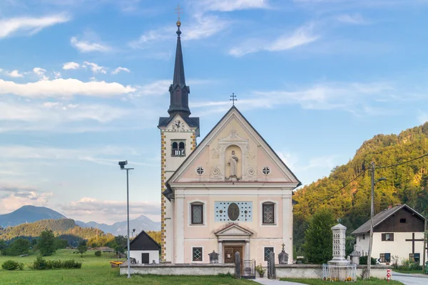 Katolska kyrkan i Bohinjska bela by, Bled, Slovenien. — Stockfoto