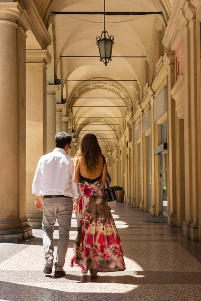 Paar zu Fuß durch die Straßen von Bologna, Italien — Stockfoto