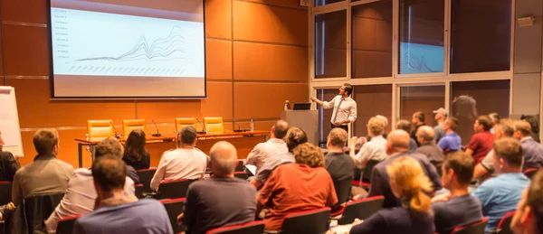 Conférencier d'affaires donnant une conférence en salle de conférence. — Photo