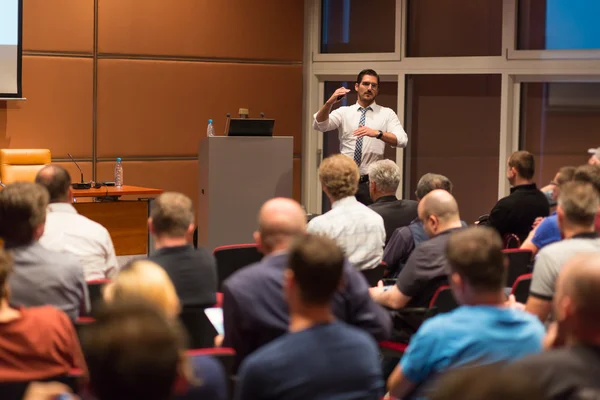 Business speaker geeft een lezing in de conferentiezaal. — Stockfoto