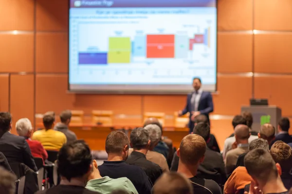 Wirtschaftssprecher hält Vortrag im Konferenzsaal. — Stockfoto