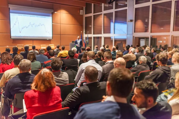 Näringslivstalare håller föredrag i konferenssalen. — Stockfoto