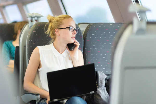 Mujer de negocios que trabaja mientras viaja en tren . —  Fotos de Stock