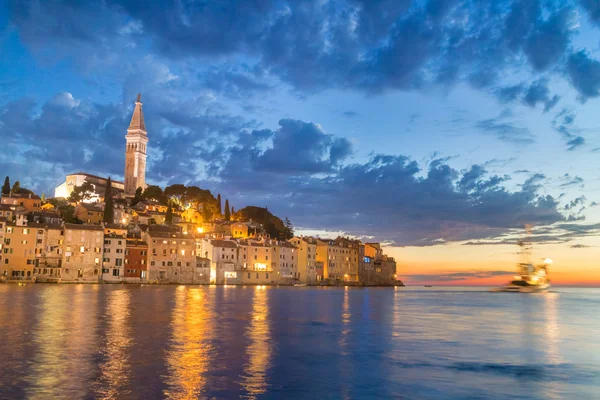 Küstenstadt Rovinj, Istrien, Kroatien im Sonnenuntergang. — Stockfoto