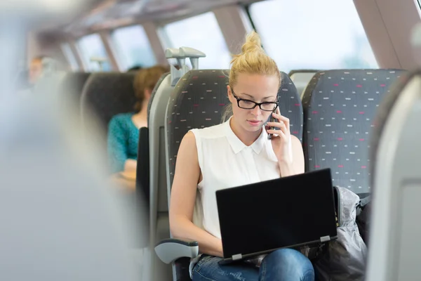 Business woman working while travelling by train. — Stock Photo, Image