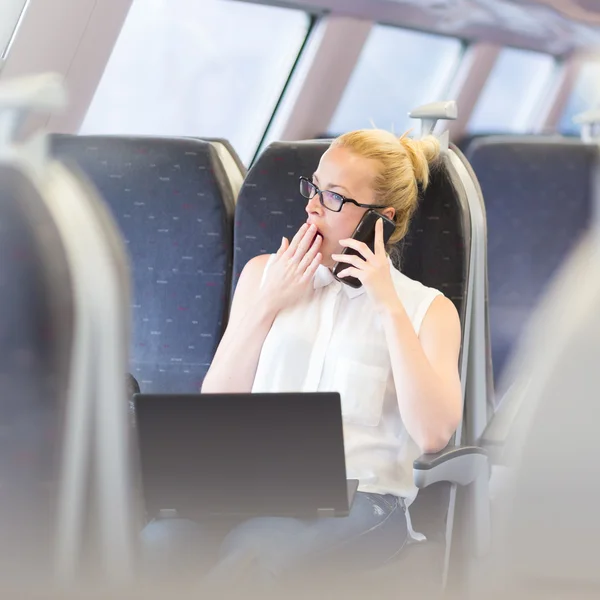 Affärskvinna som arbetar under en resa med tåg. — Stockfoto