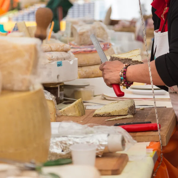 Sajt piacáról. A sajtok széles választékát. — Stock Fotó