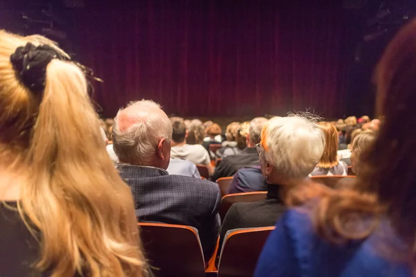 Publikum im Theater wartet auf Beginn des Theaterstücks. — Stockfoto
