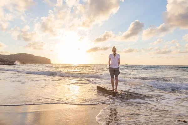 Mujer feliz gratis disfrutando del atardecer en Sandy Beach —  Fotos de Stock