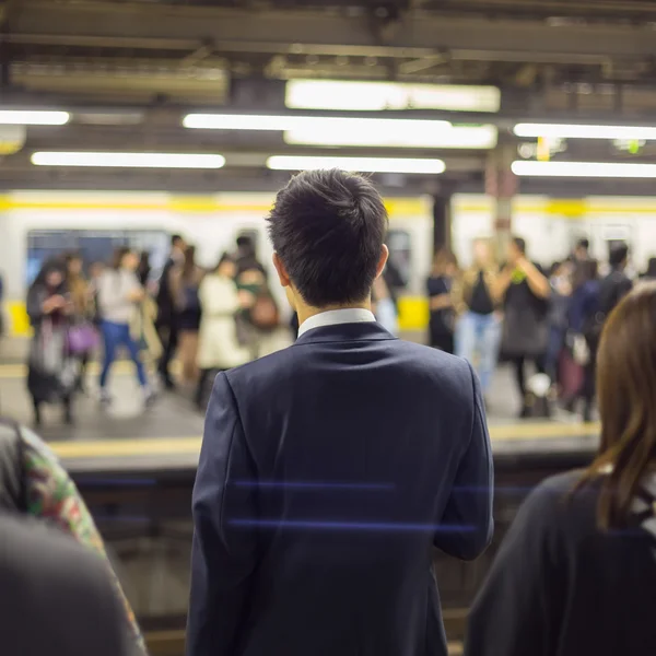 Pasajeros que viajan en metro de Tokio . — Foto de Stock