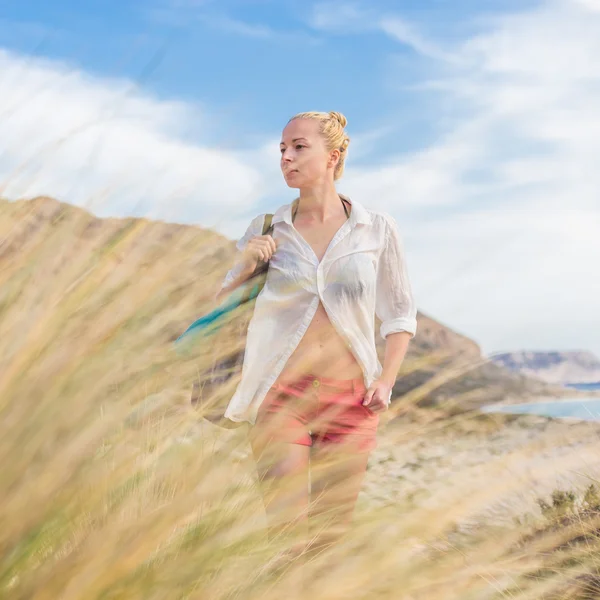 Libera donna felice godendo sole in vacanza . — Foto Stock