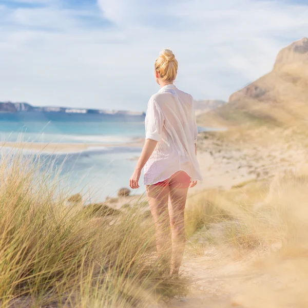 Mujer feliz libre disfrutando del sol en vacaciones . —  Fotos de Stock