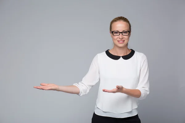 Business woman showing hand sign to side. — Stock Photo, Image