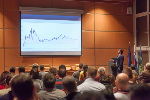 Näringslivstalare håller föredrag i konferenssalen. — Stockfoto