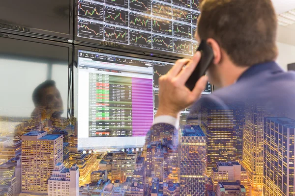 Aktienhändler blickt auf Computerbildschirme. — Stockfoto