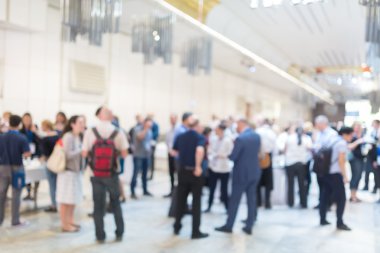 Soyut bulanık insanlar iş Konferansı'nda kahve molası sırasında sosyalleşme.