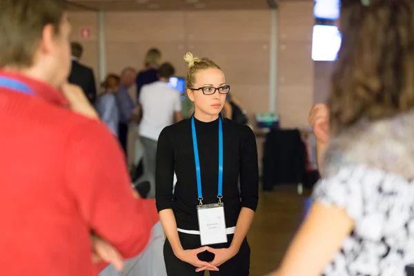 Persone che interagiscono durante la pausa caffè alla conferenza medica . — Foto Stock