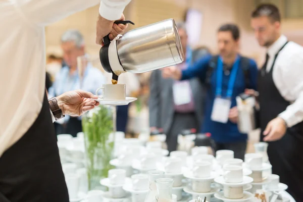 Koffiepauze tijdens bijeenkomst van de conferentie. — Stockfoto