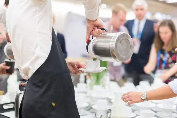 Koffiepauze tijdens bijeenkomst van de conferentie. — Stockfoto