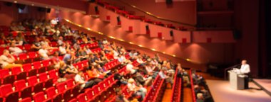 İş konuşmacısı konferans salonunda bir konuşma yapıyor..