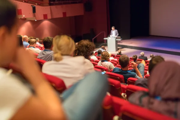 Publiek in de collegezaal. — Stockfoto