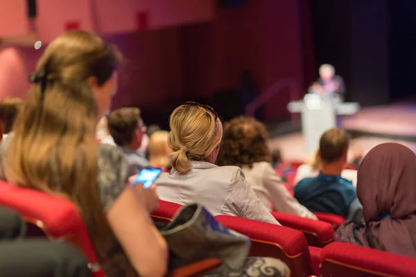 Publiek in de collegezaal. — Stockfoto