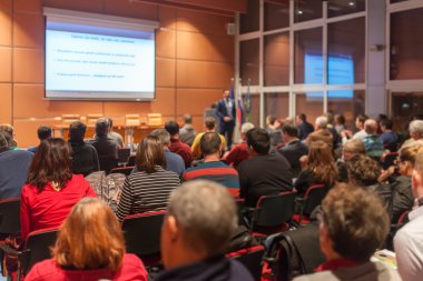 İş konuşmacısı konferans salonunda bir konuşma yapıyor..