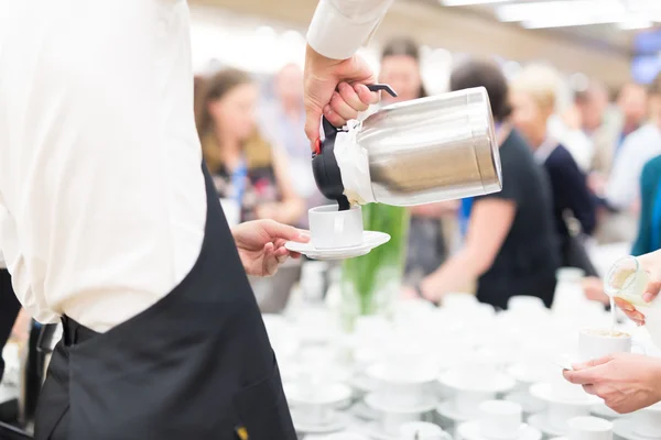 Koffiepauze tijdens bijeenkomst van de conferentie. — Stockfoto