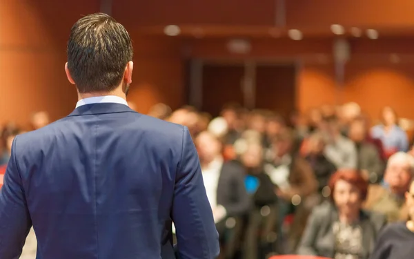 Öffentlicher Redner hält Vortrag bei Business Event. — Stockfoto