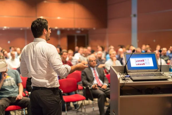 Openbare spreker geeft lezing op Business Event. — Stockfoto