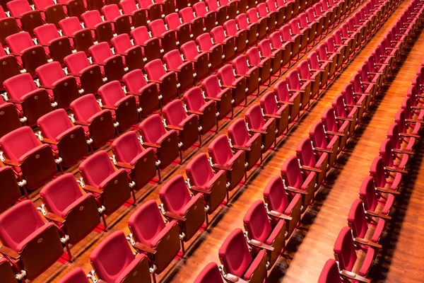 Rote Farbe Theaterstuhl im Konferenzraum. — Stockfoto