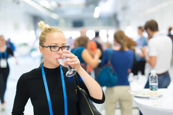 İş kadını iş Konferansı'nda mola sırasında bardak su içme. — Stok fotoğraf