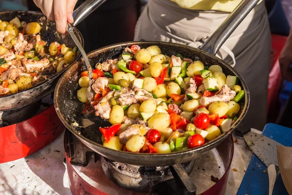 Sokak durak üzerinde geleneksel Akdeniz ahtapot yemek Cheff. — Stok fotoğraf